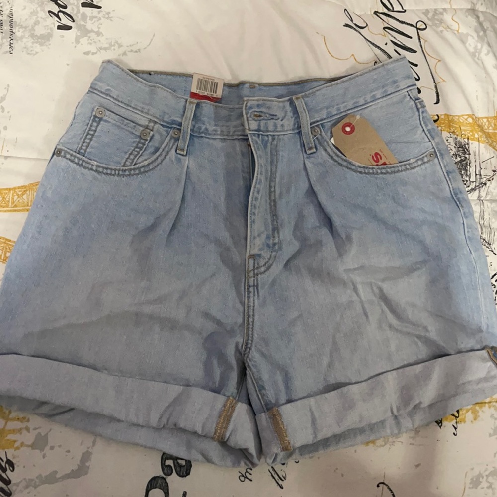 Levi’s 90s baggy shorts